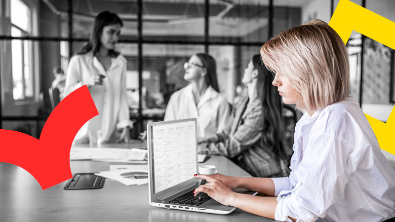 Тётя напряжённо пырит в комп