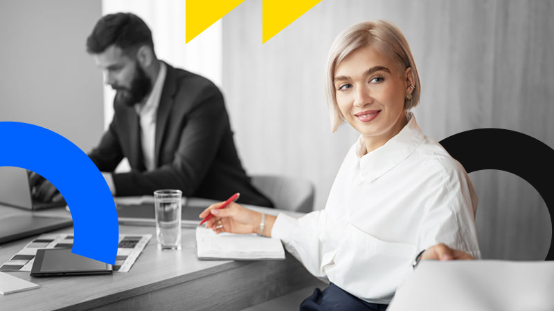 Тётя куда-то игриво смотрит