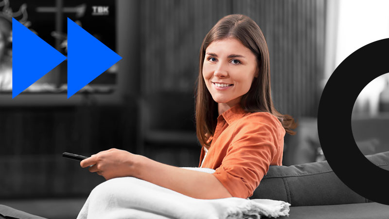 Женщина обернулась и смотрит