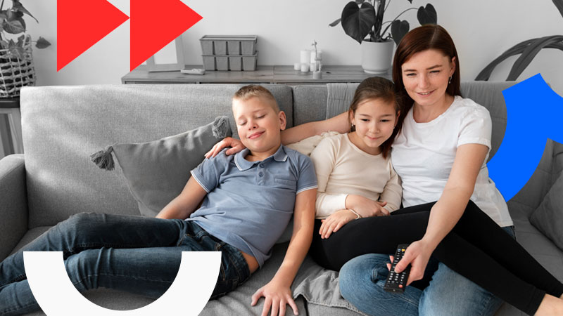 Семья развалилась на диване